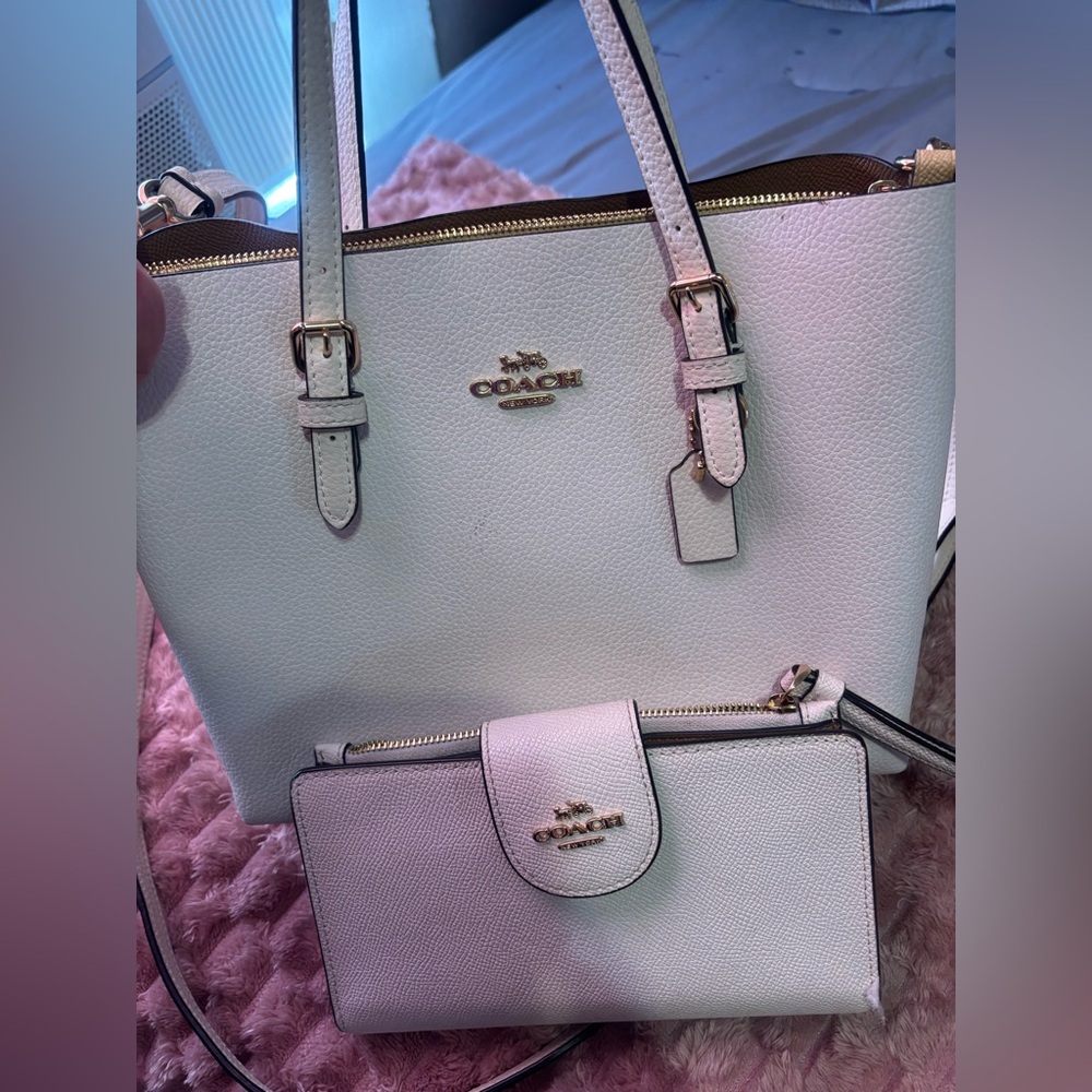 Coach White Leather Tote with Structured Design and Silver Hardware
